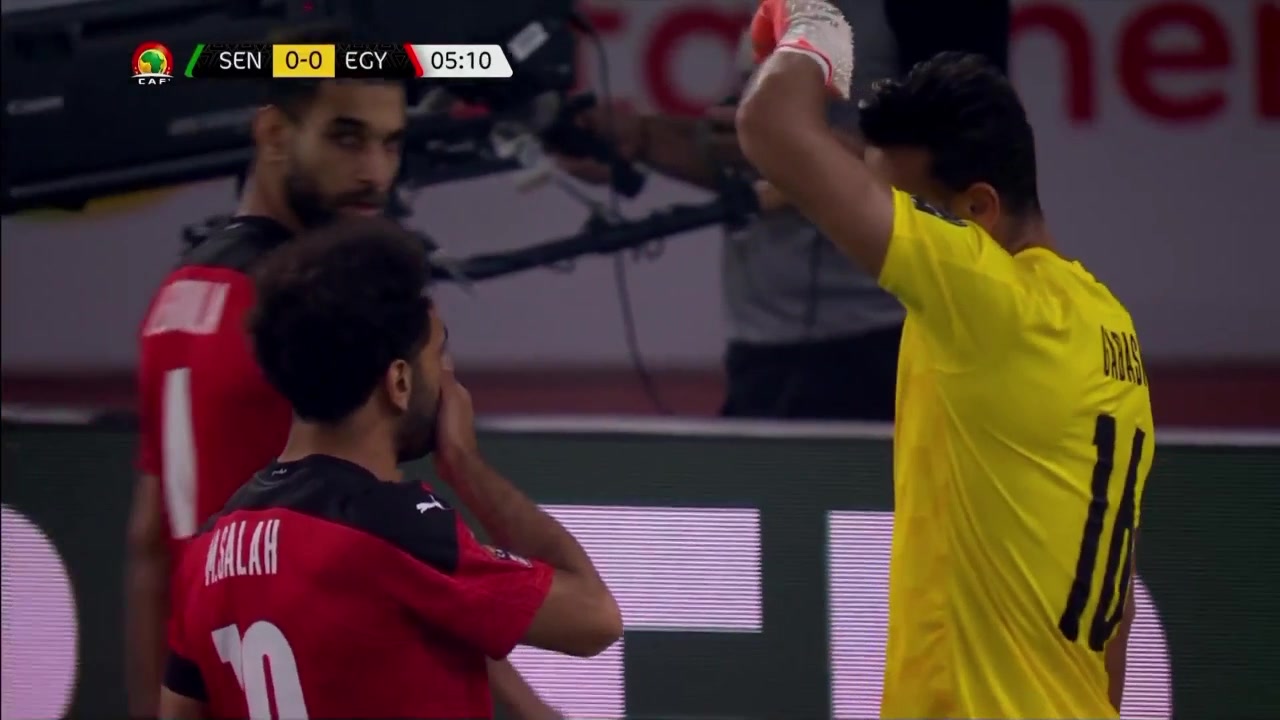 塞内加尔开场获得点球 马内主罚点射被门将扑出（塞内加尔的球员）