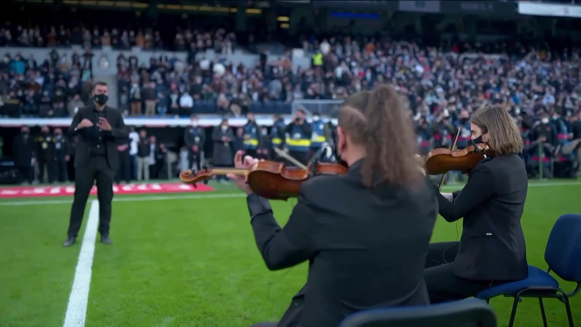 致敬传奇！皇马赛前在伯纳乌 为名宿亨托举行哀悼仪式（皇马亨托号码）