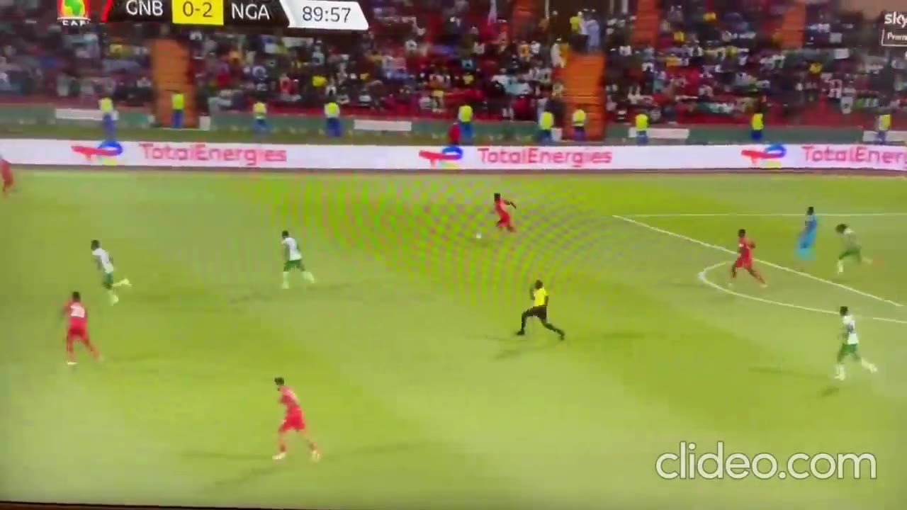 哈哈！非洲杯裁判搞笑跑姿走红网络（非洲足球打裁判）