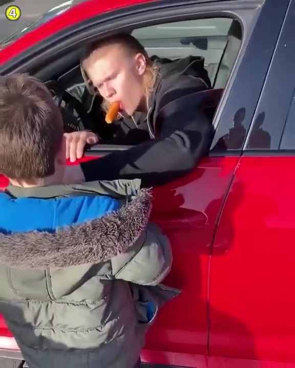 哈兰德一边吃着胡萝卜一边给球迷签名（哈兰德吃饭）