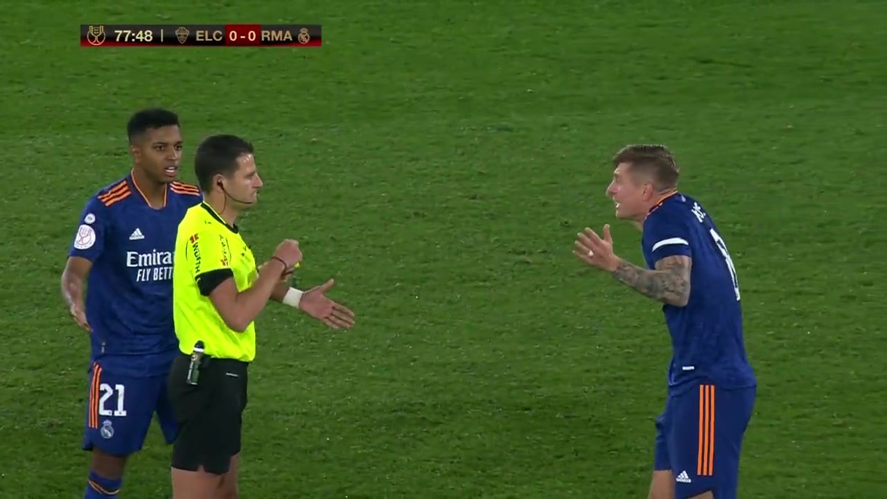 脚气犯规？克罗斯这张黄牌太冤了（克罗斯足球鞋叫什么名）