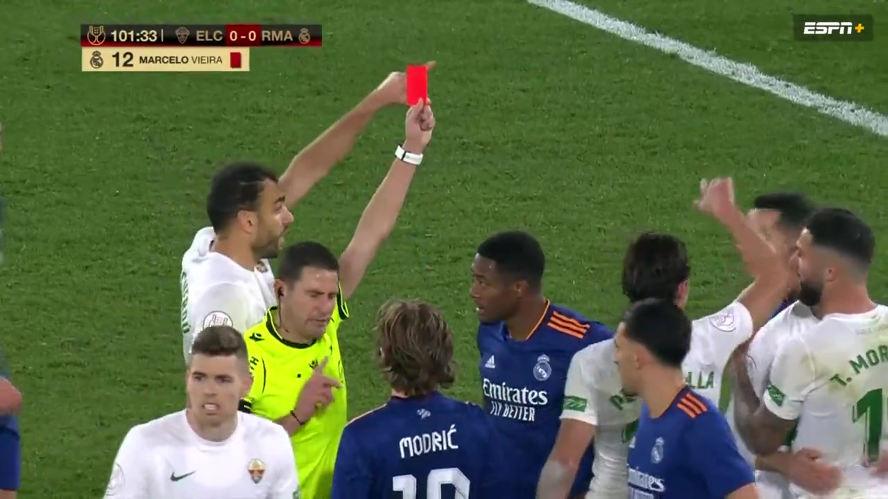 马塞洛犯规破坏对手单刀 主裁出示直红罚下（马塞洛的防守）