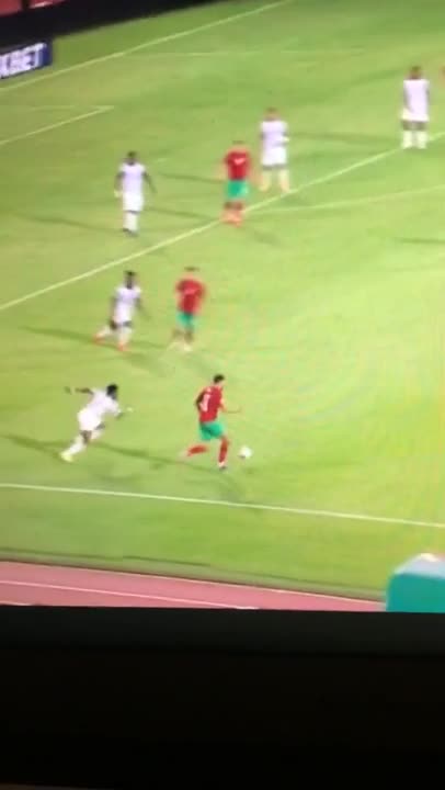 没有犯规！摩洛哥球员挑球过人后遭对手狠狠撞翻