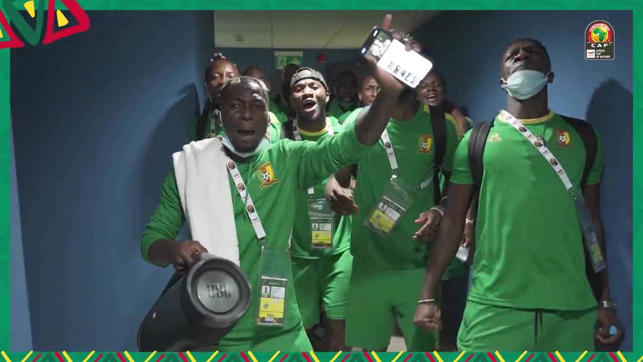 非洲杯扛着音箱行走的喀麦隆