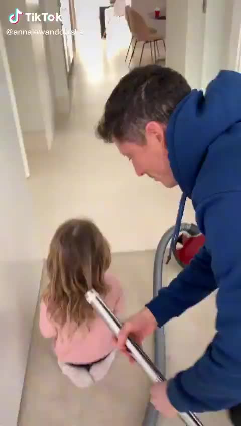 鉴定完毕，亲生的！莱万为女儿扎头发