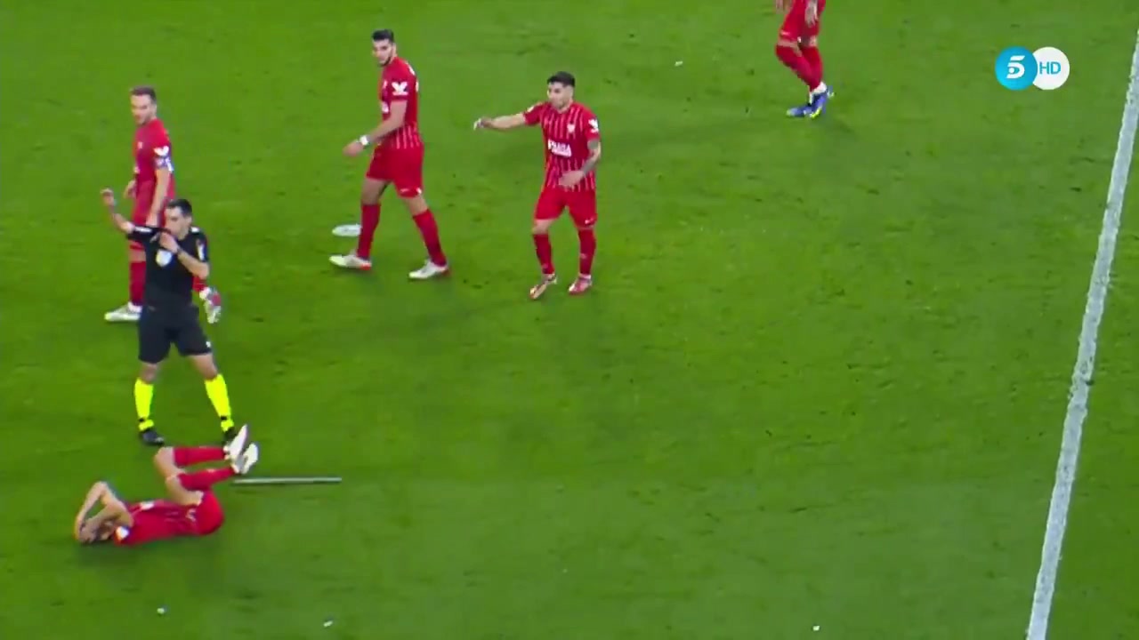 球迷扔棍子击中约尔丹 导致安达卢西亚德比被迫中断(安达卢西亚大师赛)