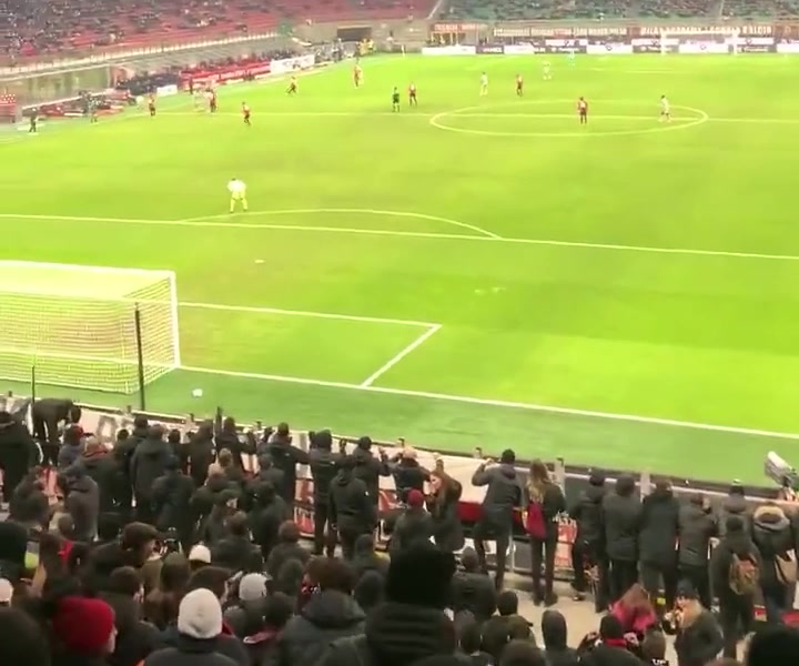 永远的米兰核弹头！米兰球迷高歌献唱舍瓦（米兰 舍瓦）