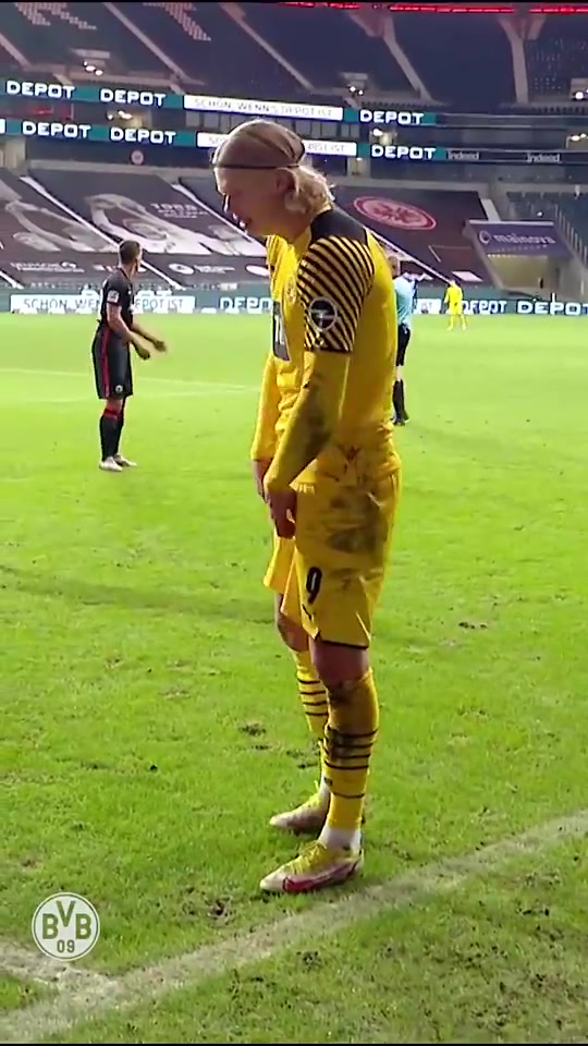 唱得很好 下次…！哈兰德开角球时场边哼歌