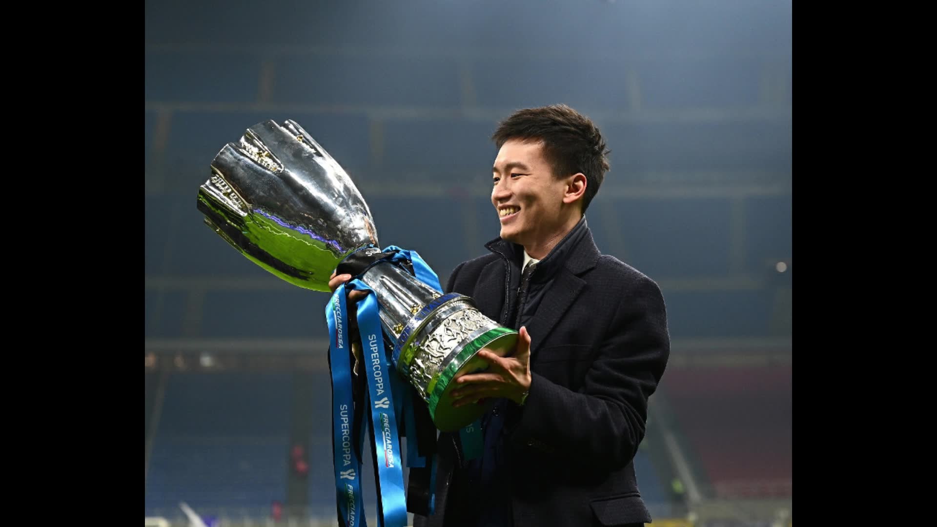 国米夺冠狂欢！张康阳现场捧杯合影留念（张康阳国米视频）