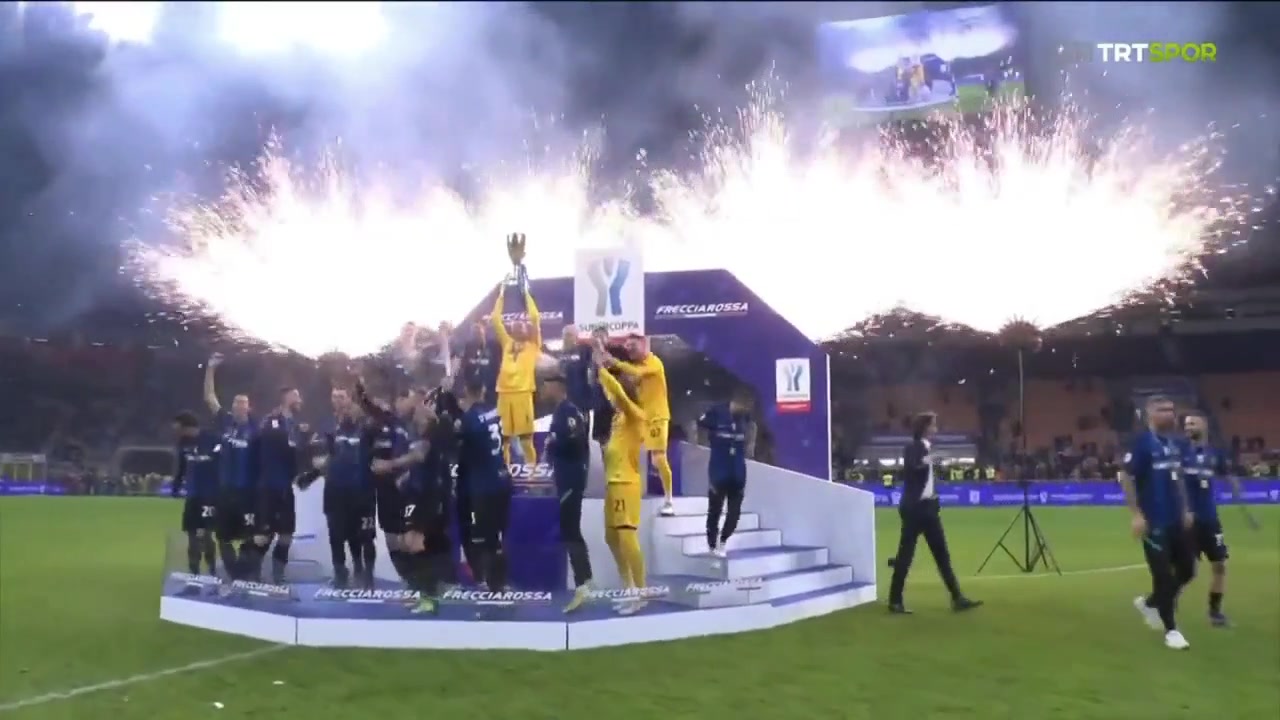 夺得意超杯冠军！国米全队捧起冠军奖杯庆祝（国米意乙冠军）