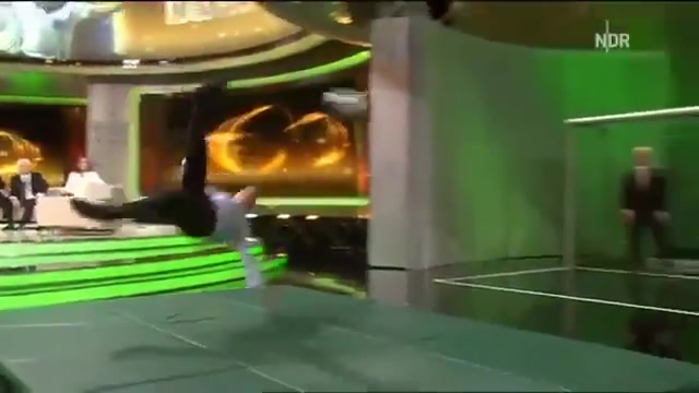 09年时年60岁“倒钩之王”菲舍尔潇洒倒钩不减当年