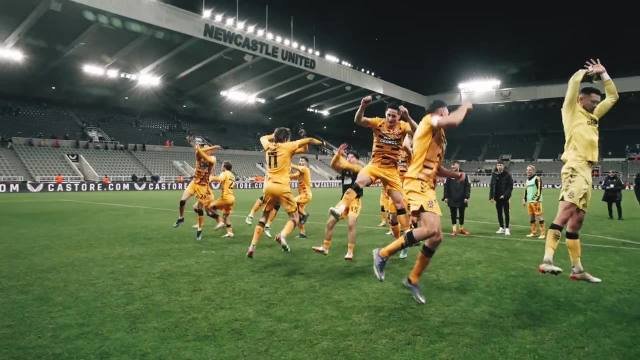 Siuuuu！！剑桥联爆冷击败纽卡后球员集体做出C罗庆祝动作（剑桥联vs）