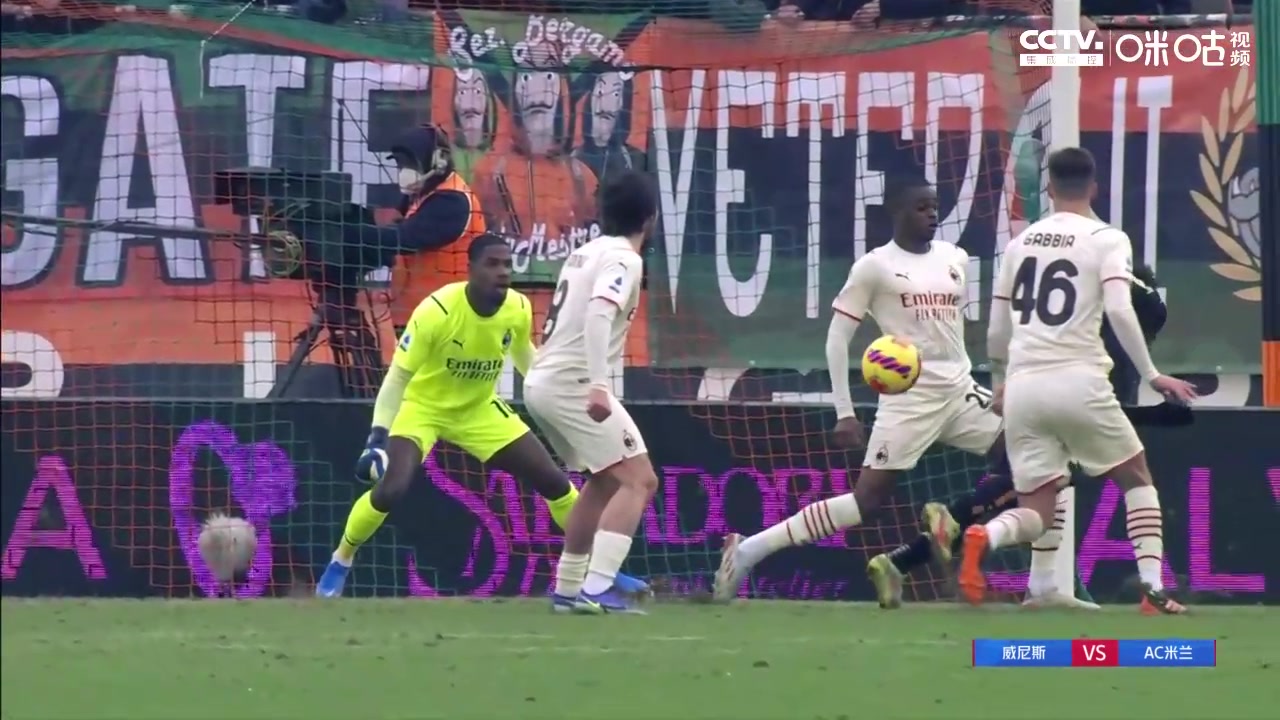 卡卢卢禁区内疑似手球 VAR介入后未判点球（卡卢卢禁区内疑似手球 var介入后未判点球算犯规吗）