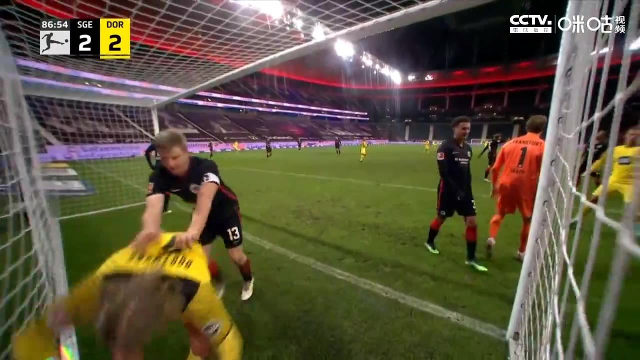 怒了！哈兰德来了一招借力发力扑向对手（哈兰德太猛了）