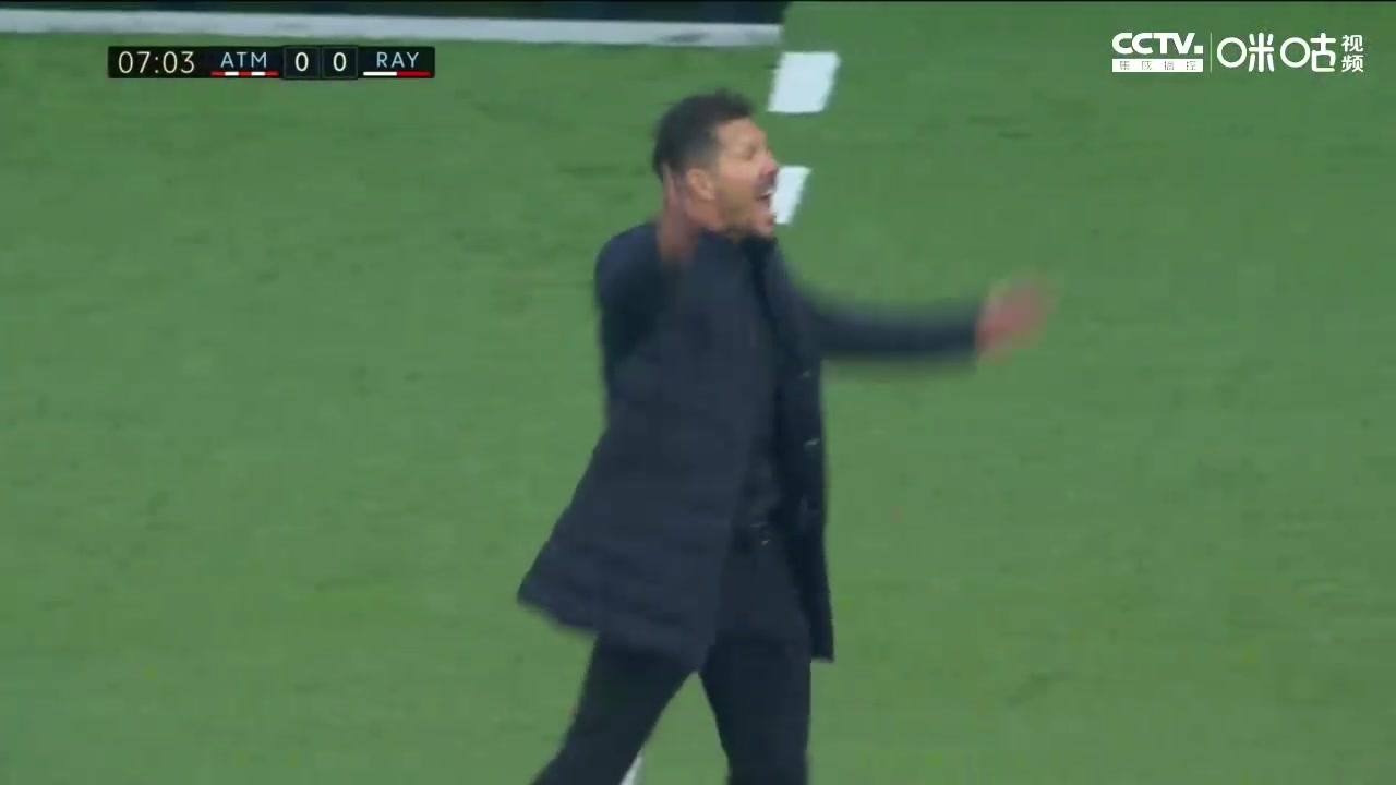 爆脾气！西蒙尼不满判罚，开场不久场边抗议染黄（西蒙尼视频）