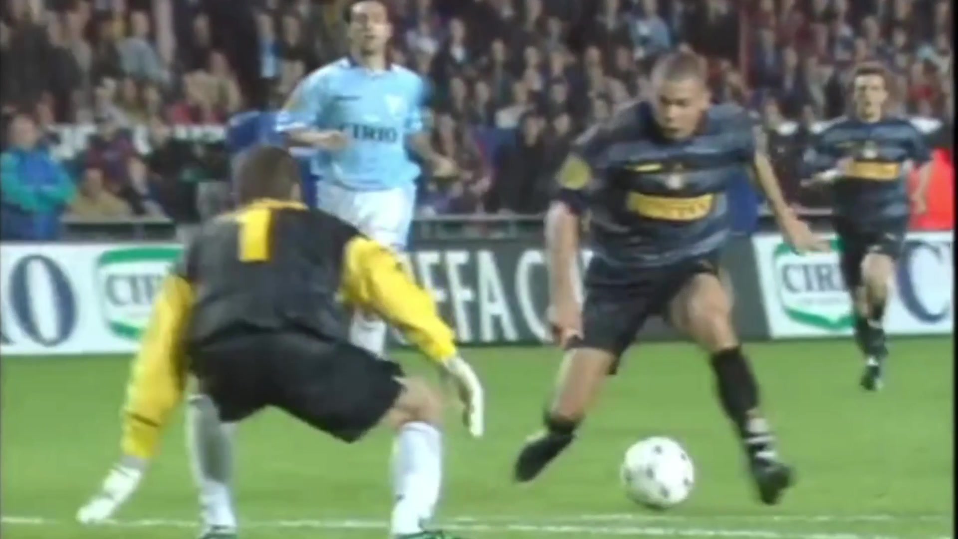 大罗这一钟摆过人进球，晃开了多少人青春！（大罗过人进球集锦高清）