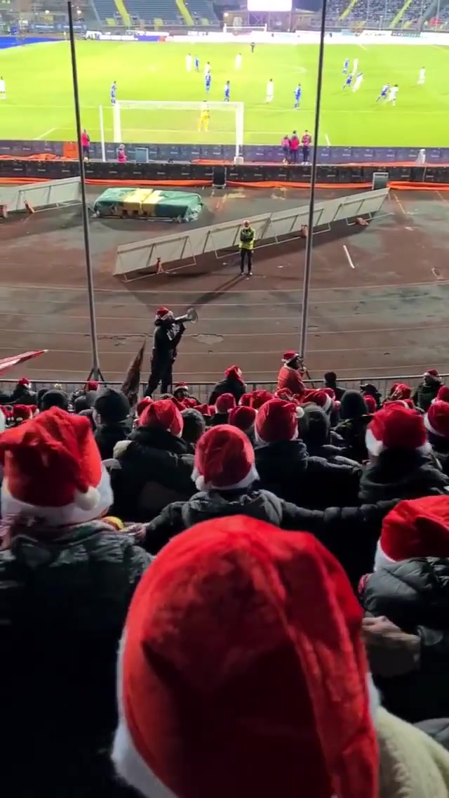 米兰南看台球迷全员戴上小红帽（米兰南看台球迷全员戴上小红帽是真的吗）