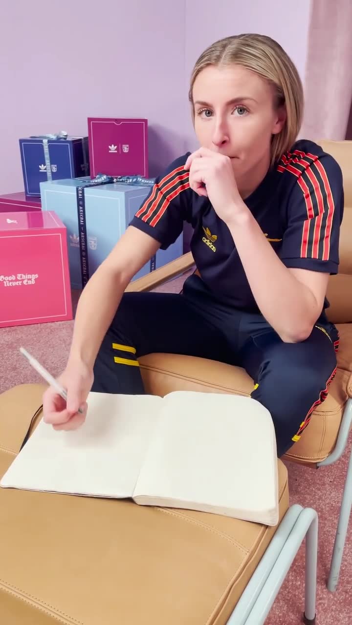 阿森纳女足队员威廉姆森挑战15秒内画出枪手队徽（阿森纳威廉姆斯）