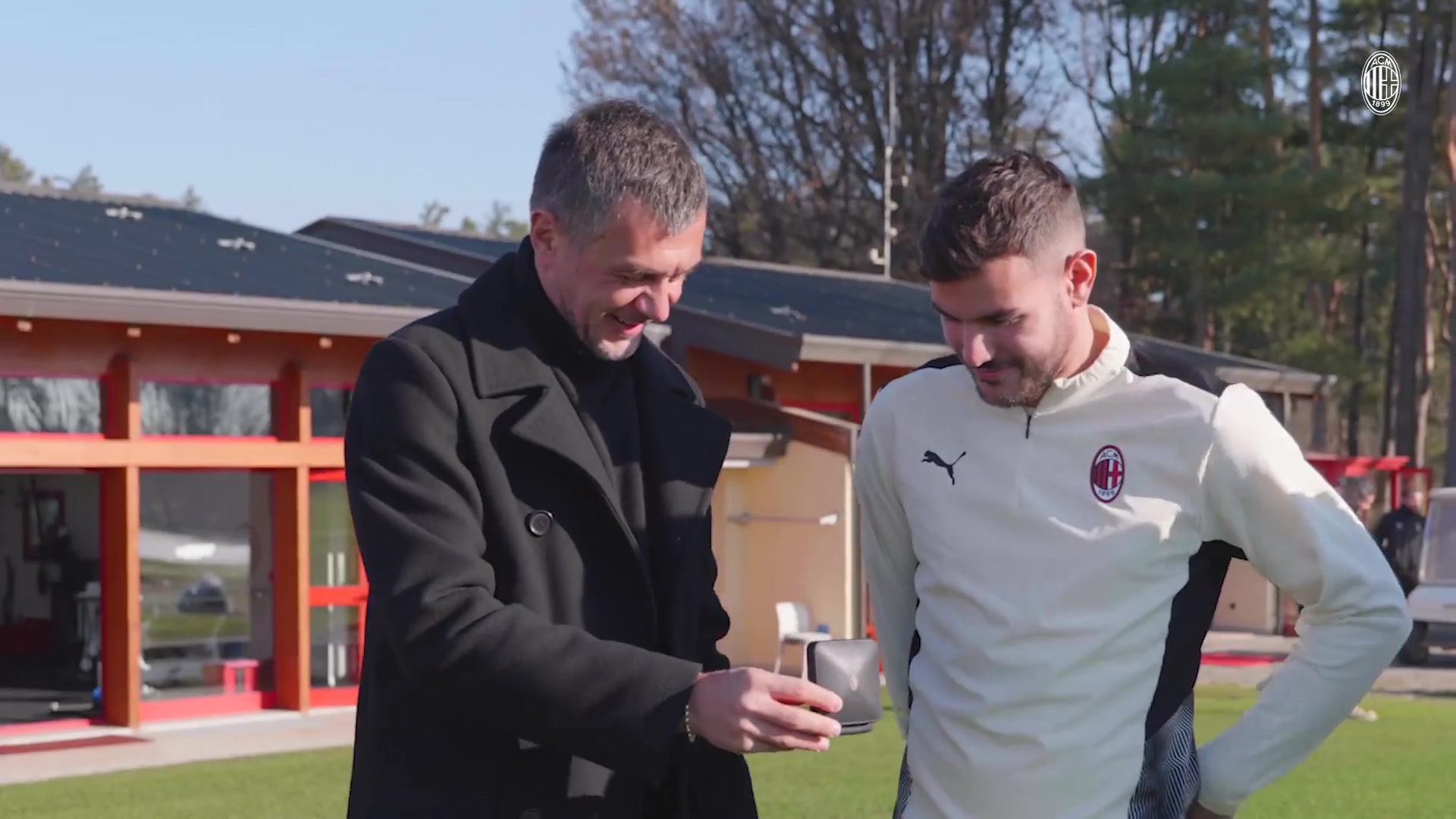 左后卫传承！马队为特奥颁发百场纪念奖章（马特奥庆祝对手进球视频）