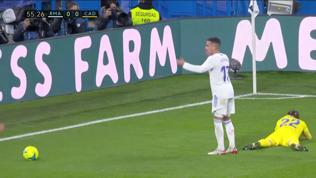 克罗斯送妙传 阿扎尔禁区头球险破门（阿扎尔c罗）