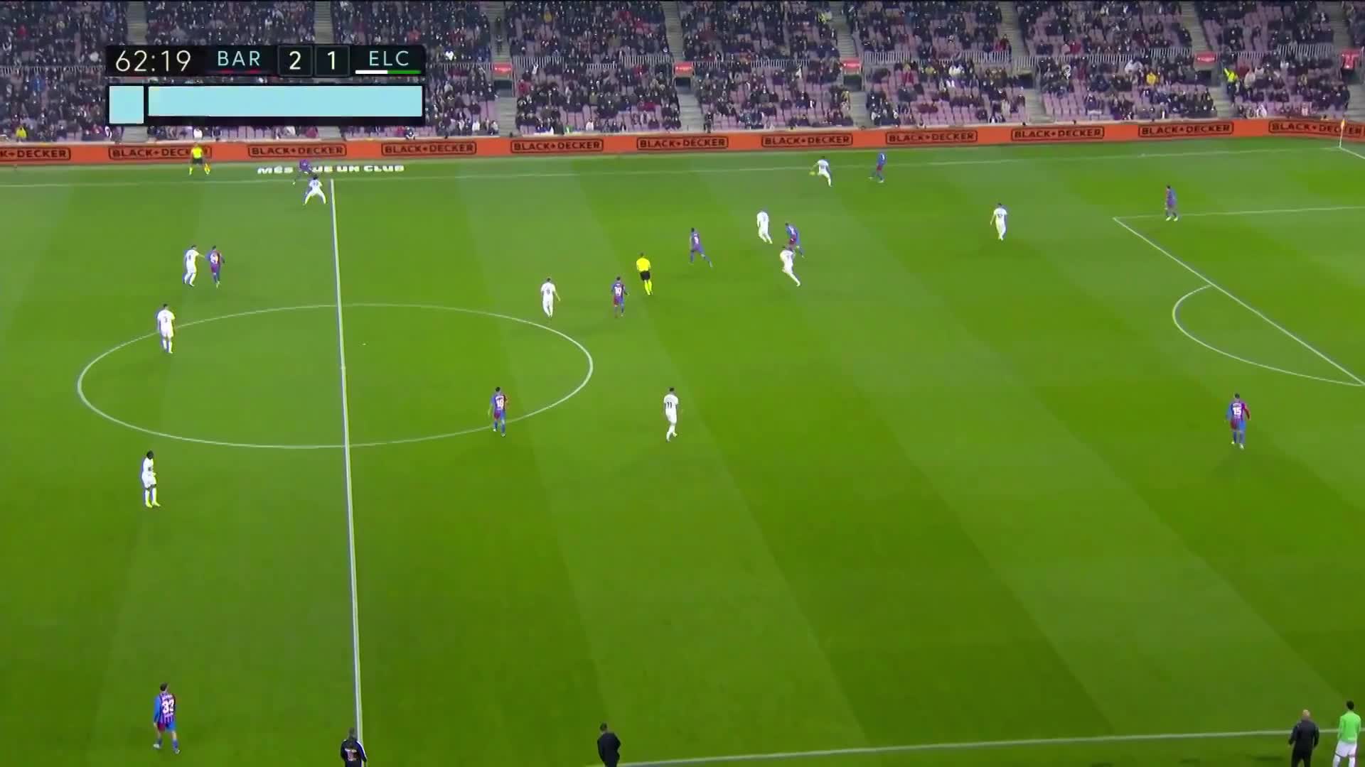 巴萨2-2被扳平！莫伦特底线传中 米拉后点无人防守头球破门（巴萨中场莫里巴）