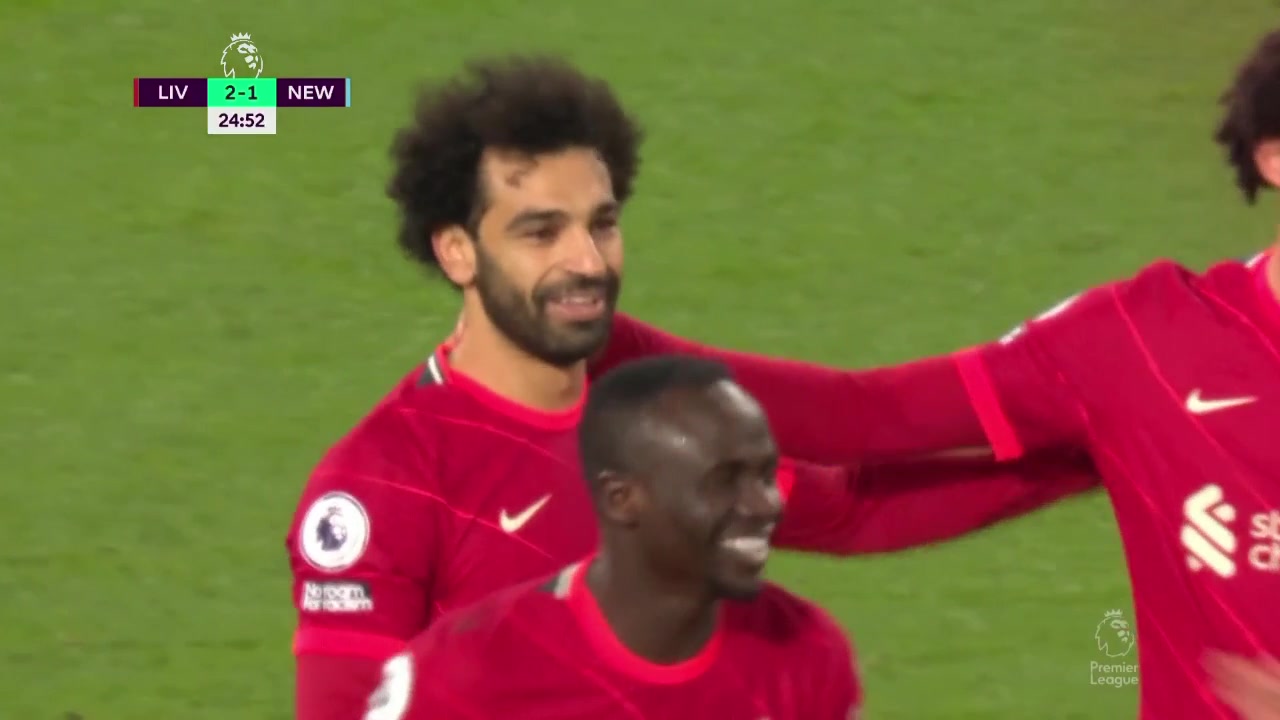 马内禁区射门被扑出 萨拉赫跟进补射破门反超（马内萨拉赫内讧）