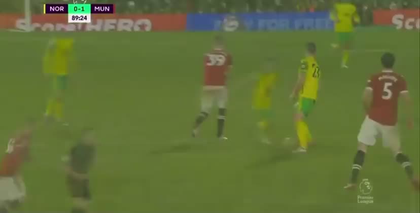 看着都疼！C罗起跳后重重摔在地上（c罗原地起跳）