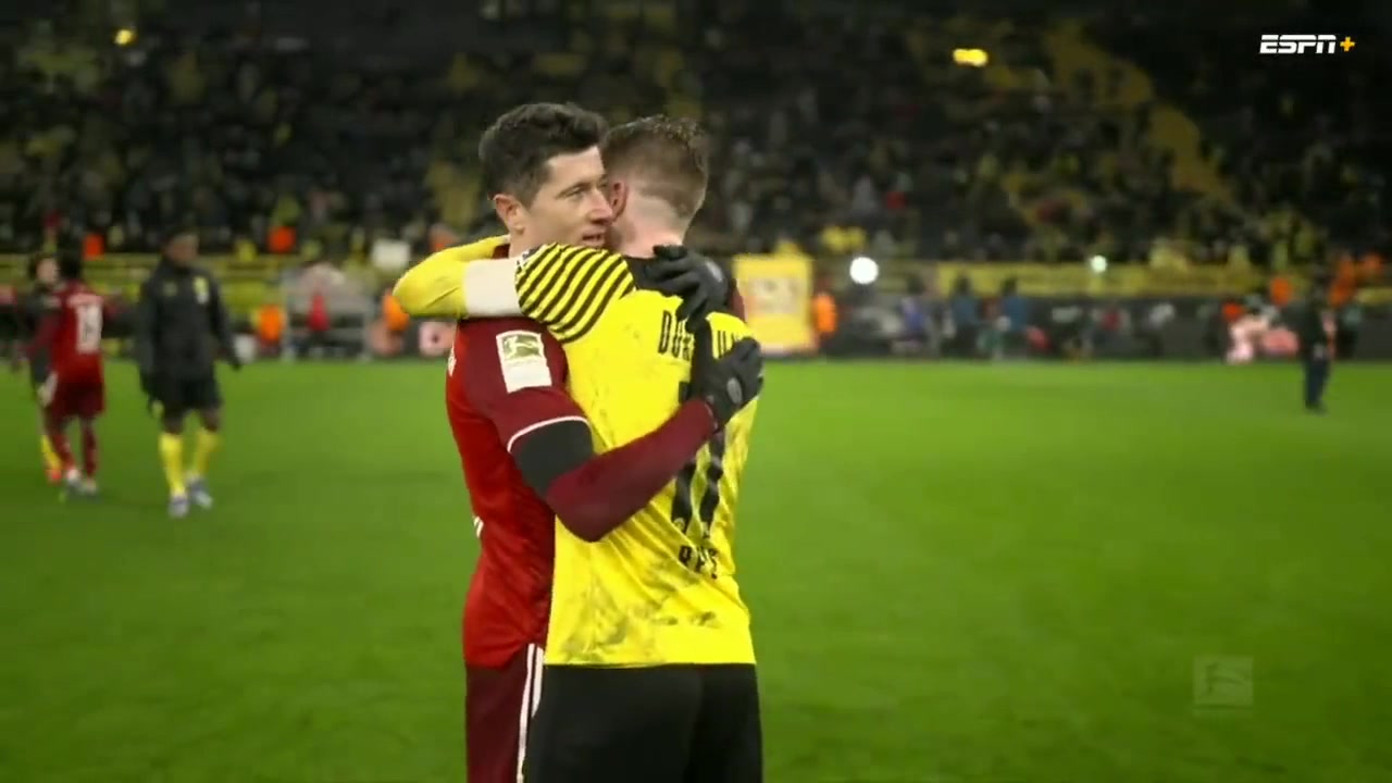 基情满满！罗伊斯和莱万从相视一笑到不舍离去（罗伊斯跟莱万对视一笑）