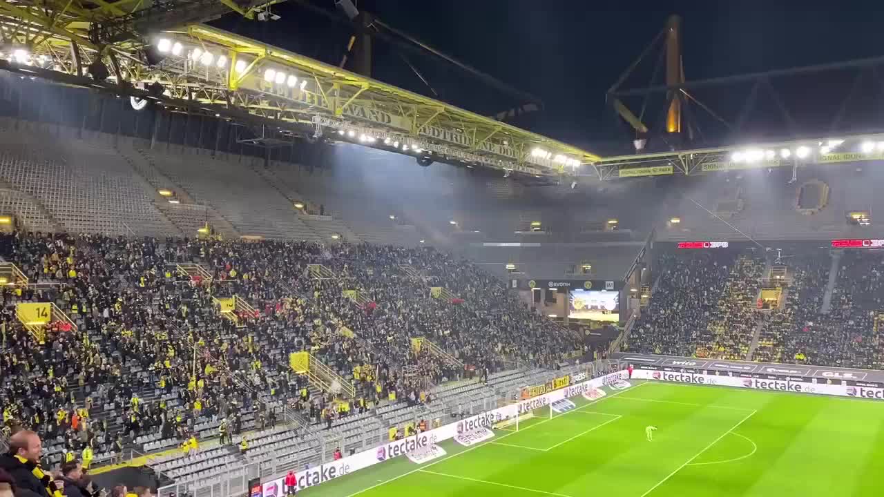 挑衅莱万？多特全场球迷高喊“梅西”（梅西加盟多特）