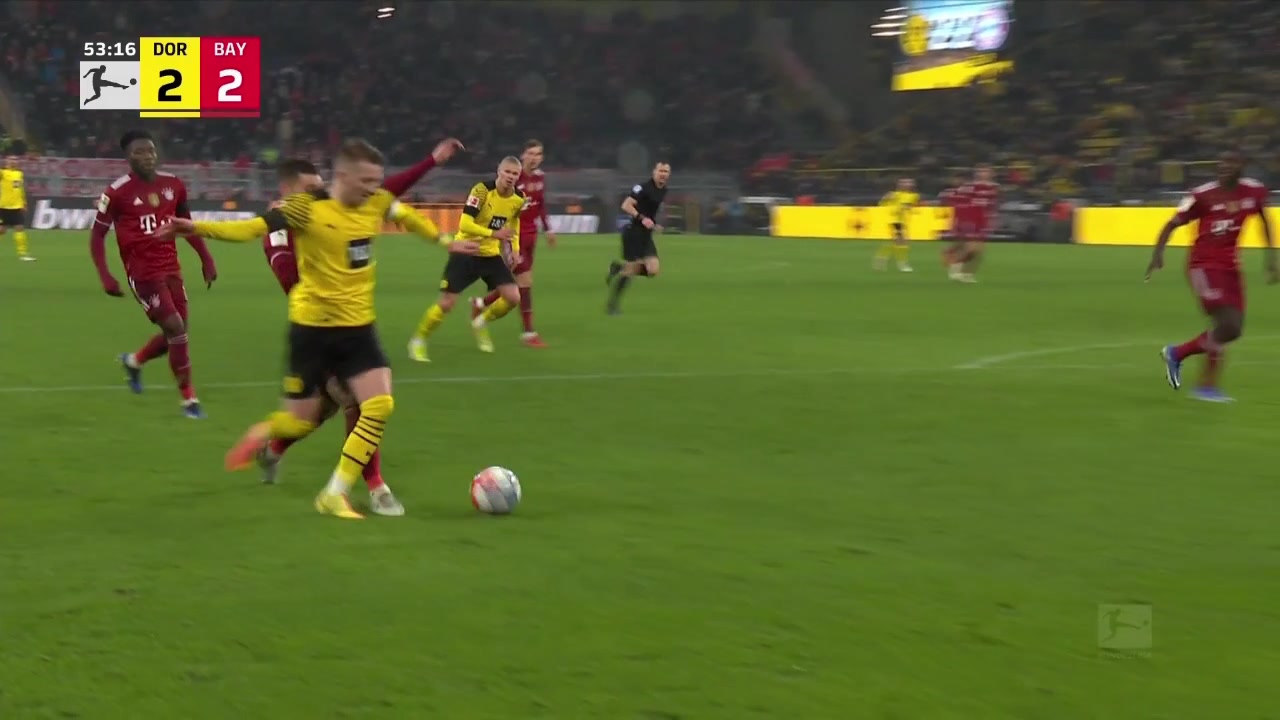 你怎么看？罗伊斯禁区内倒地 主裁判没有表示（罗伊斯铲倒莱万）