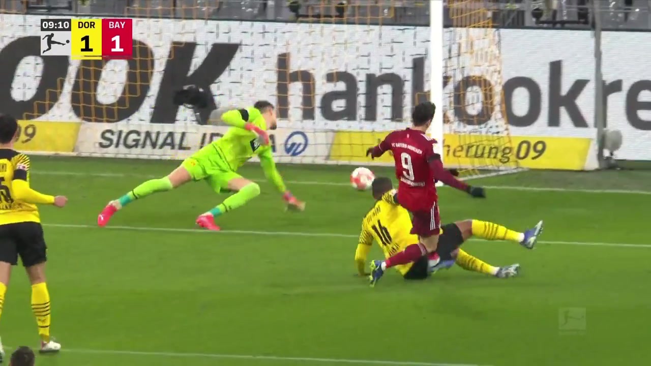 穆勒头球送助攻 莱万杀入禁区推射破门扳平（穆勒和莱万）