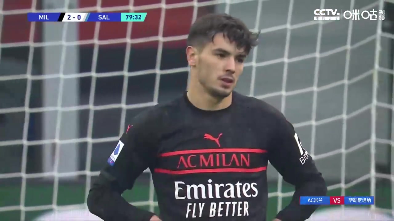 没带射门靴？米兰前场断球 迪亚斯推射打偏（ac米兰 迪亚斯）