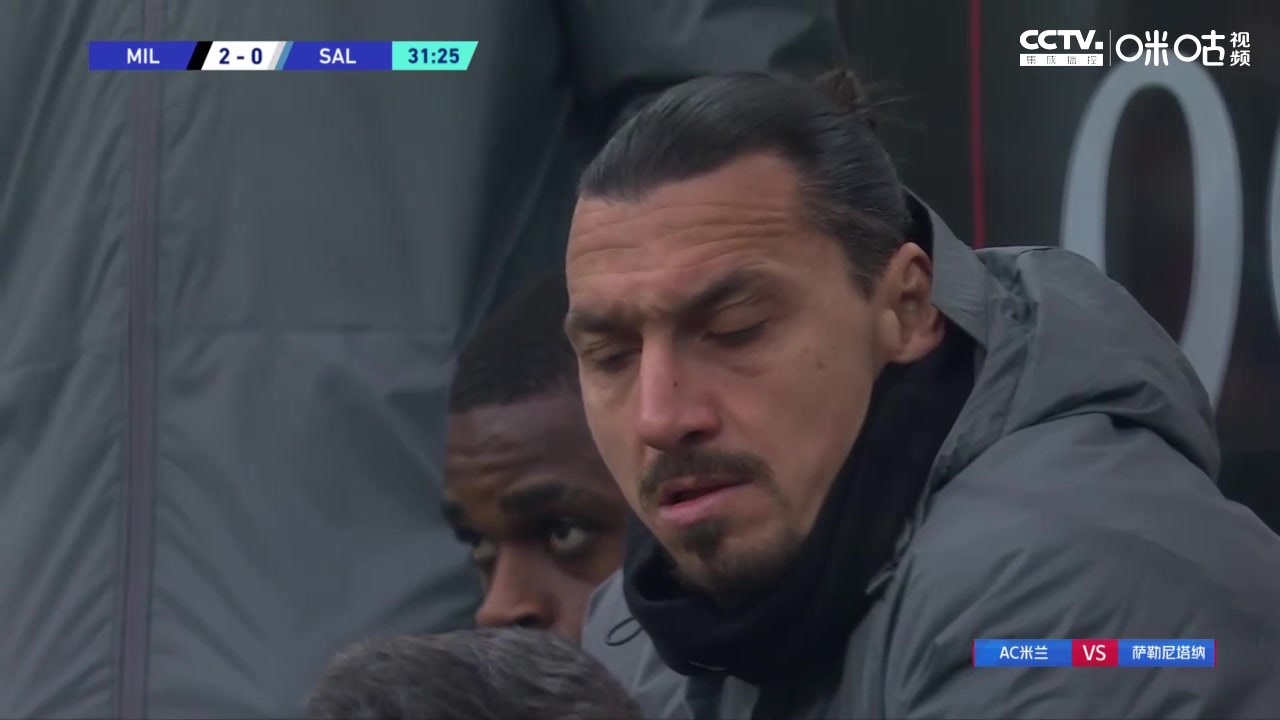 球队早早领先 伊布替补席一脸困意（伊布现任球队）