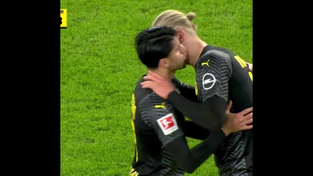 亲够了吗？哈兰德连续四次亲吻队友脸颊（亲够了吗?哈兰德连续四次亲吻队友脸颊了）