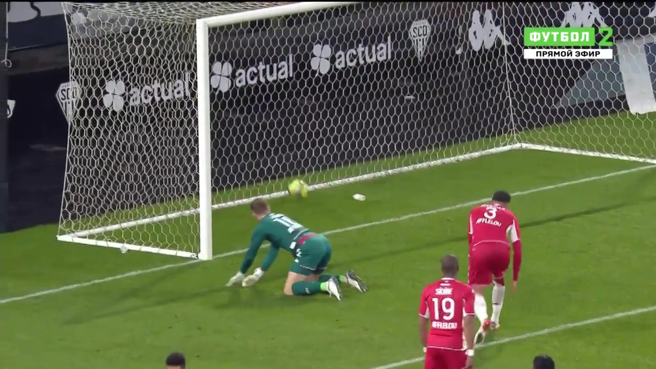 倒霉！球中柱反弹到摩纳哥门将背后形成乌龙（摩纳哥守门员）