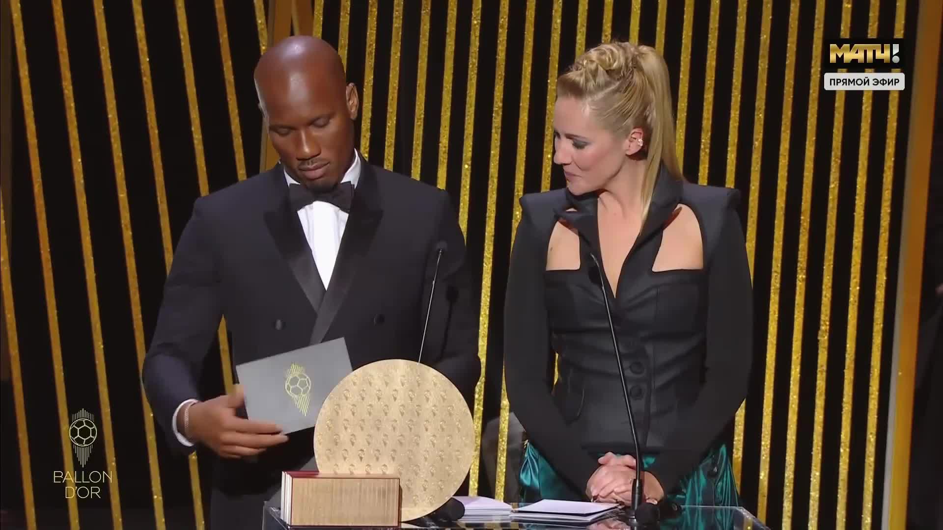 锋线杀手！莱万获评年度最佳前锋奖（莱万算顶级前锋）