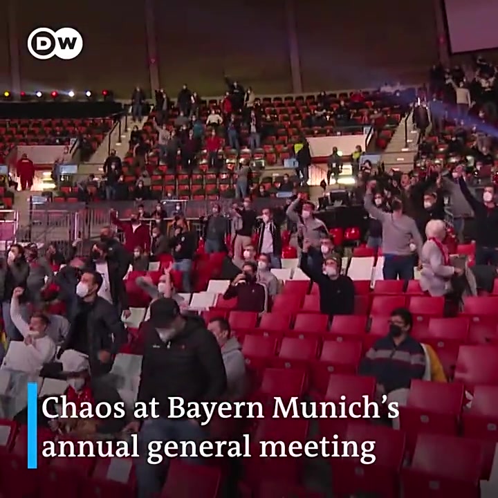 拜仁股东大会球迷抗议高层：我们才是拜仁，你们不是！