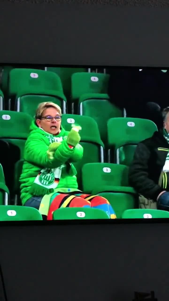 哈兰德手指看台庆祝 狼堡暴躁大姐国际手势回应