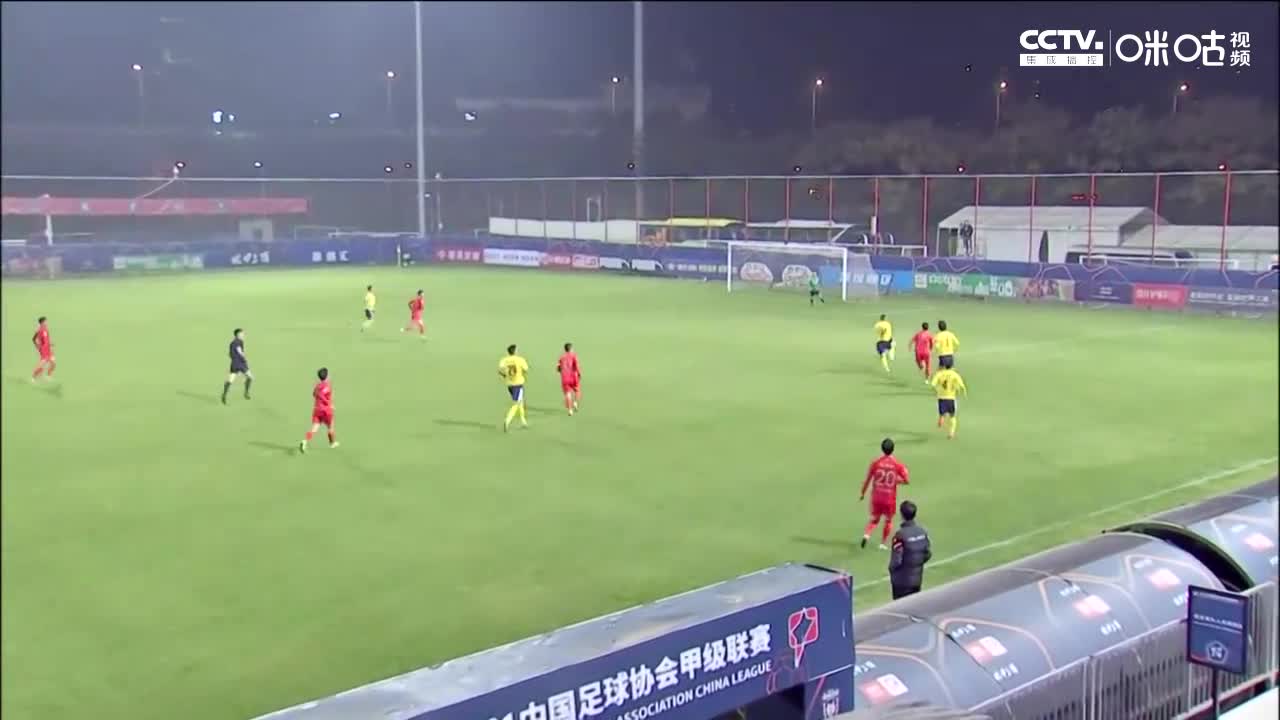 四川九牛门将出击解围踢空，直奔球门变乌龙助攻（四川九牛守门员）