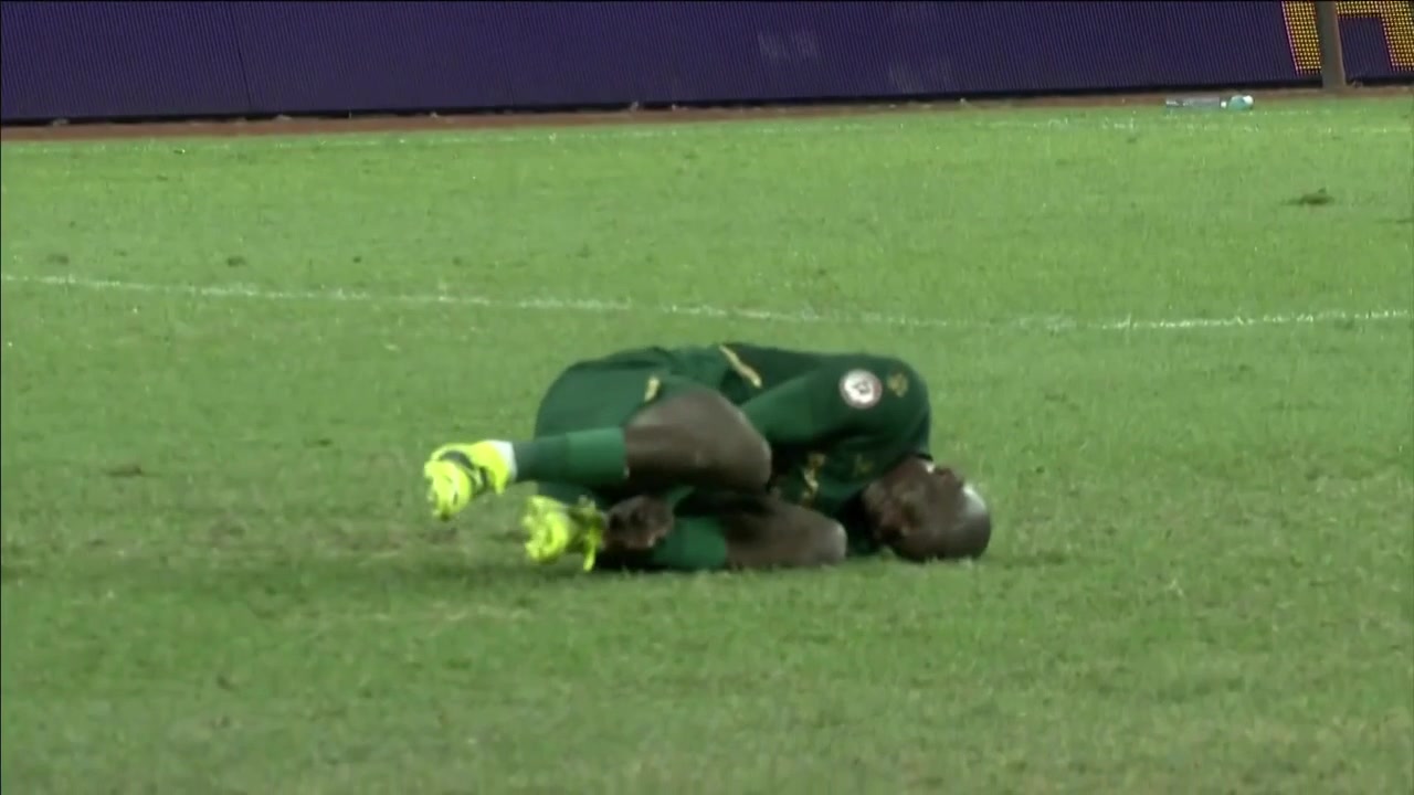 巨大争议！王寿挺剪刀脚飞铲穆谢奎 裁判没有出示红黄牌（王寿挺受伤）