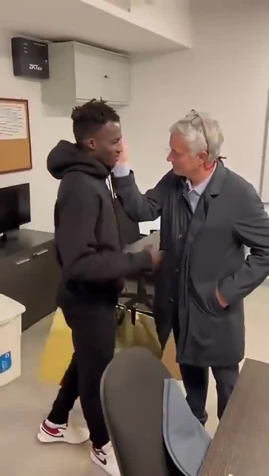 信守诺言！穆帅赠送小将吉安价值800欧鞋子（穆帅下家）