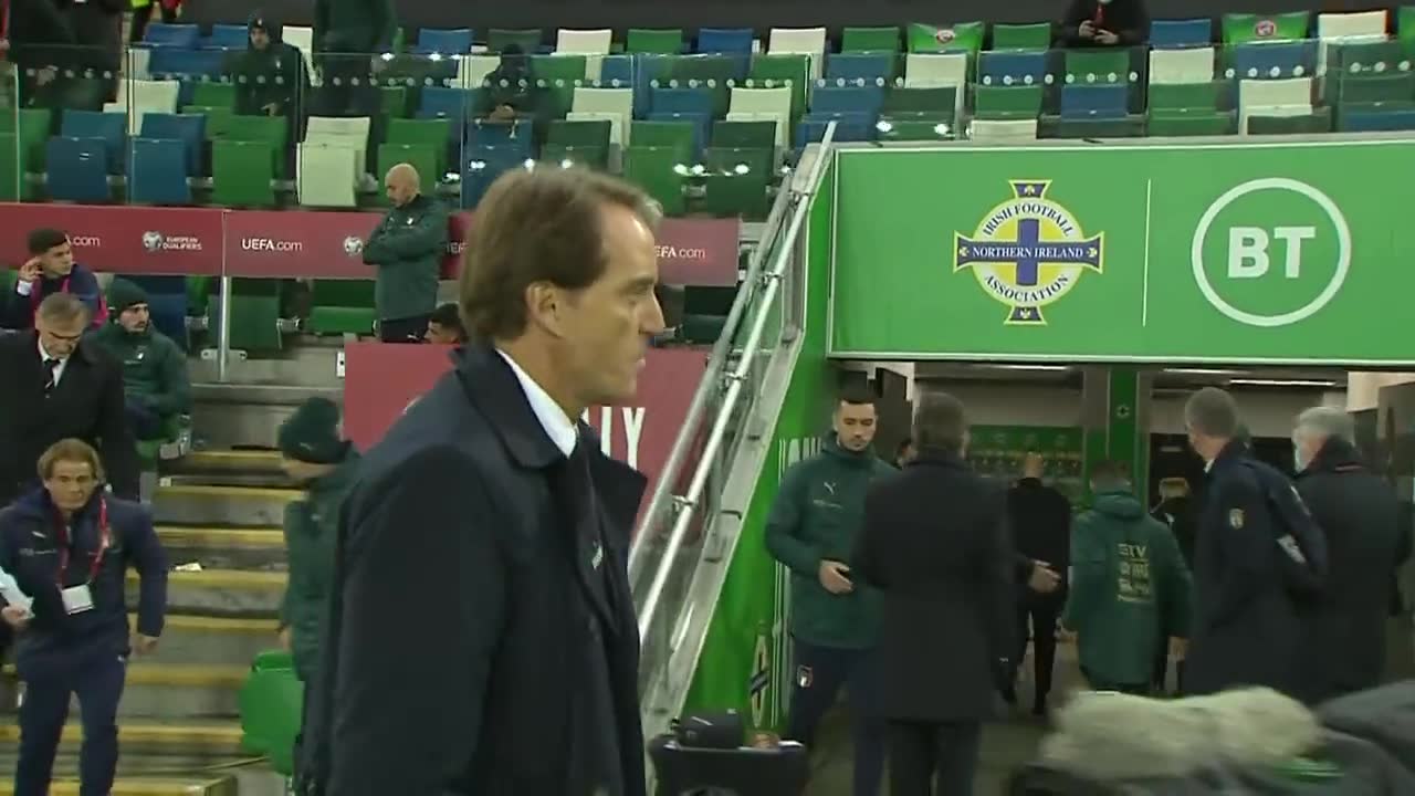 面色铁青！哨响后 曼奇尼与对方教练简单寒暄后 径直走回更衣室（曼奇尼吧）