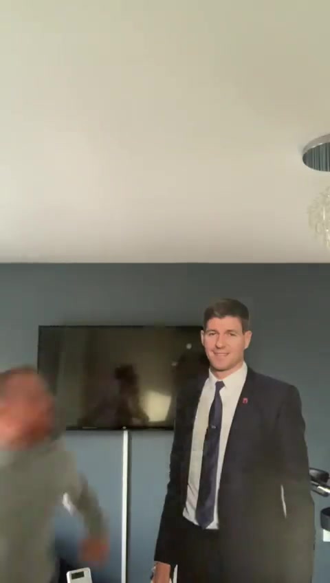 执教维拉！愤怒的流浪者球迷拿杰拉德纸板出气（杰拉德执教流浪者队）