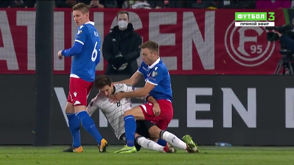 触目惊心！对手飞踹格雷茨卡面部送红点套餐（格雷茨卡踢左边还是右边）