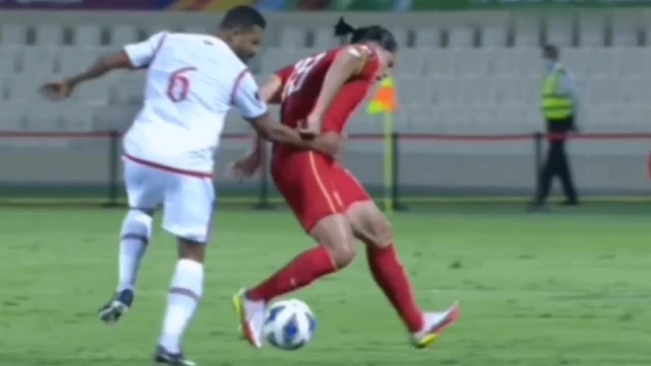 诸位怎么看？阿曼球员这些对国足的凶狠犯规！连牌都没有（阿曼 国足）