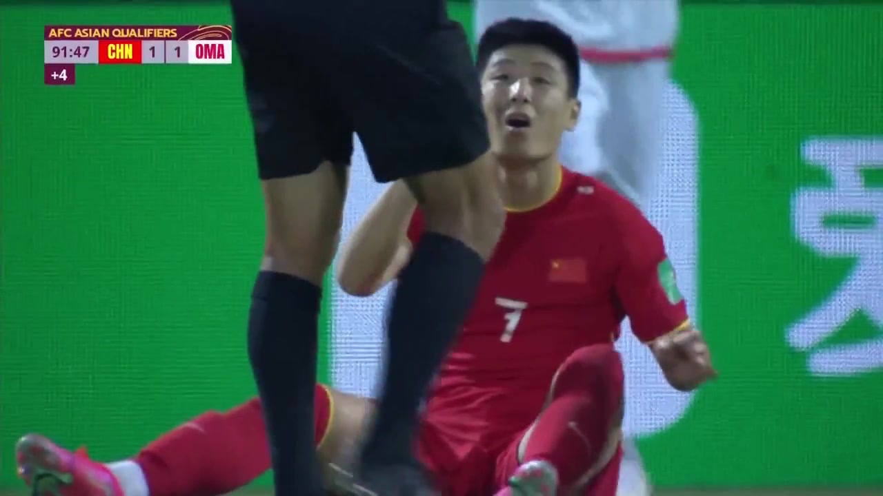 错失绝杀！武磊胸部停球后手球被吹犯规（武磊停球失误）