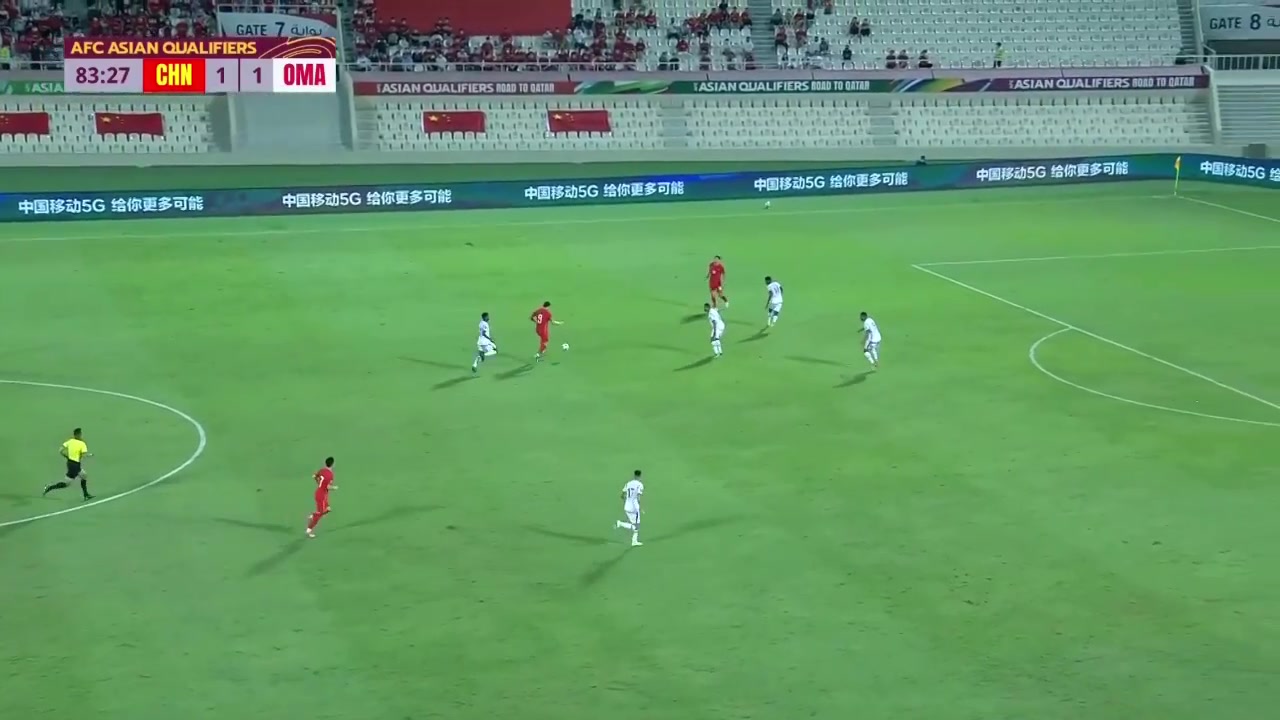 国足连续三脚打门 吴兴涵小角度劲射被封出（国足队员吴兴涵）