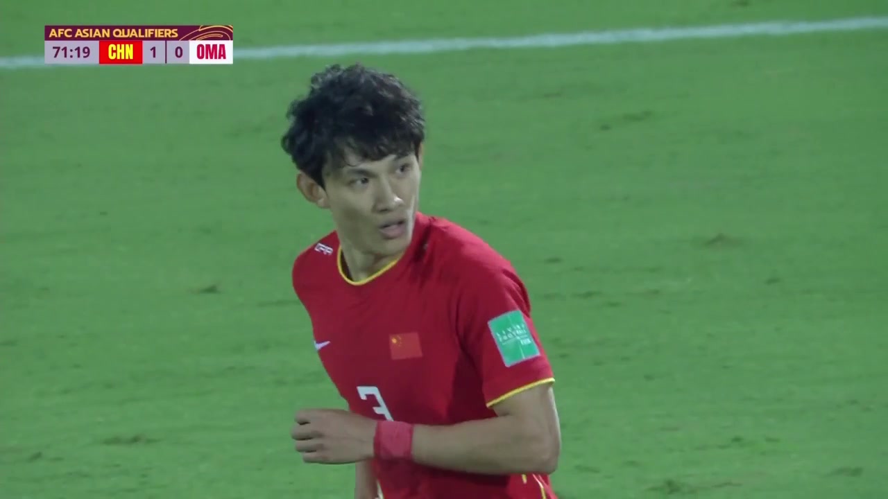 错失良机！王燊超精准传中 武磊无人盯防头球顶偏（王燊超助攻武磊）