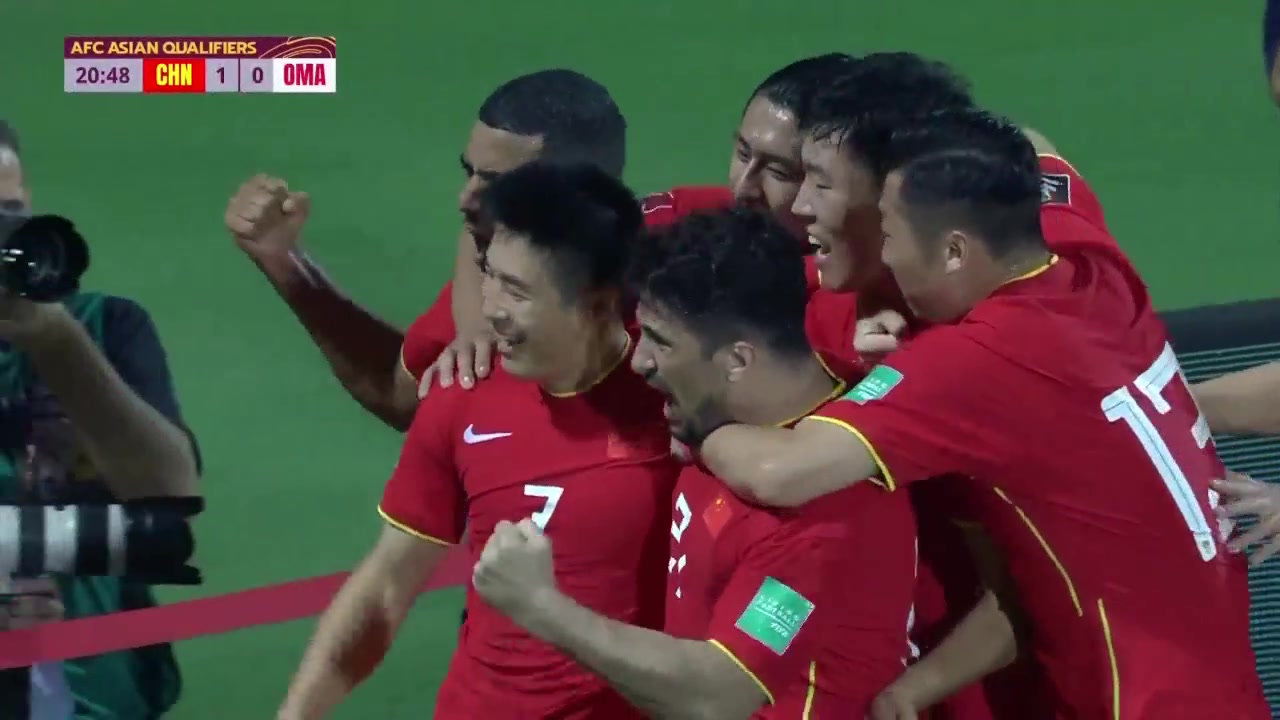 国足1-0取得领先！朱辰杰助攻武磊抢点捅射破门（朱磊足球）