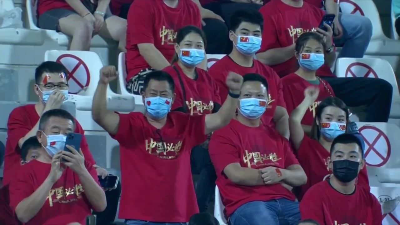 中国必胜！中国球迷现场声势浩大助威国足（中国必胜!中国球迷现场声势浩大助威国足视频）